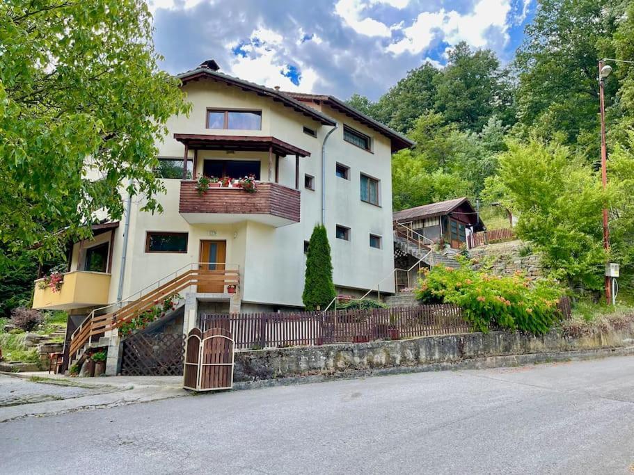 Sun House Ξενοδοχείο Τριάβνα Εξωτερικό φωτογραφία